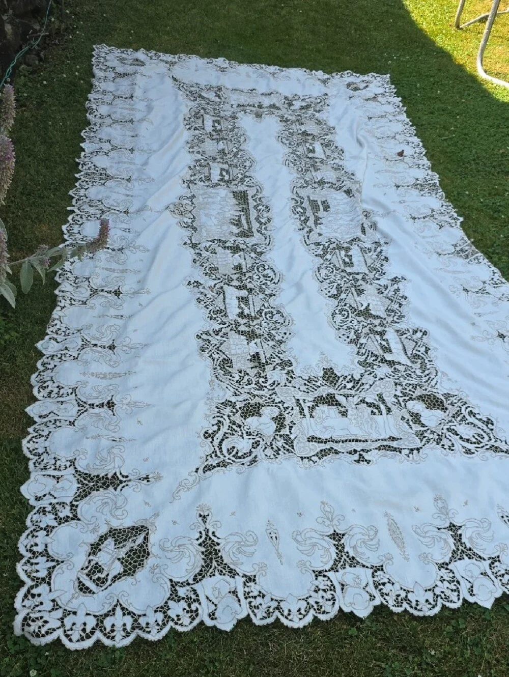 Joan Of Arc Art  Cutwork Tablecloth Tatting Techniq TUDOR OR STORYBOOK STYLE